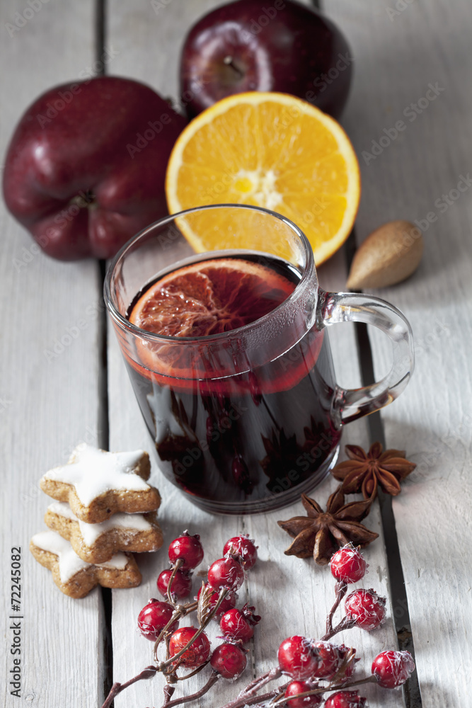 Glühwein mit Orangenscheibe, Zimtsterne Glühwein mit Orangenscheibe, Zimtsterne