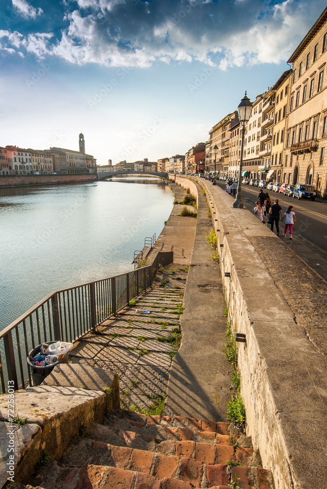 Veduta dei Lungarni di Pisa, scalinata argine, centrostorico