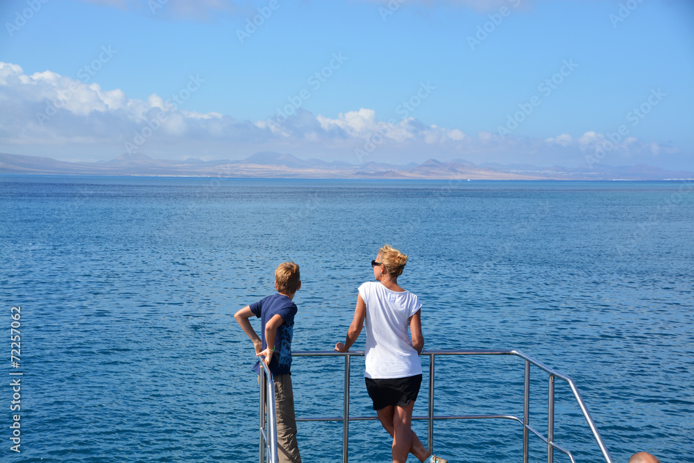 Fototapeta premium Madre e hijo visualizando una panorámica del mar