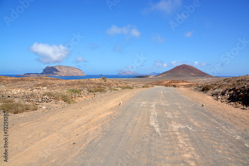 Camino paisajístico en Isla Graciosa ( Lanzarote)