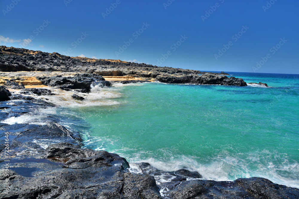 olas en las rocas de la playa de la concha en isla graciosa