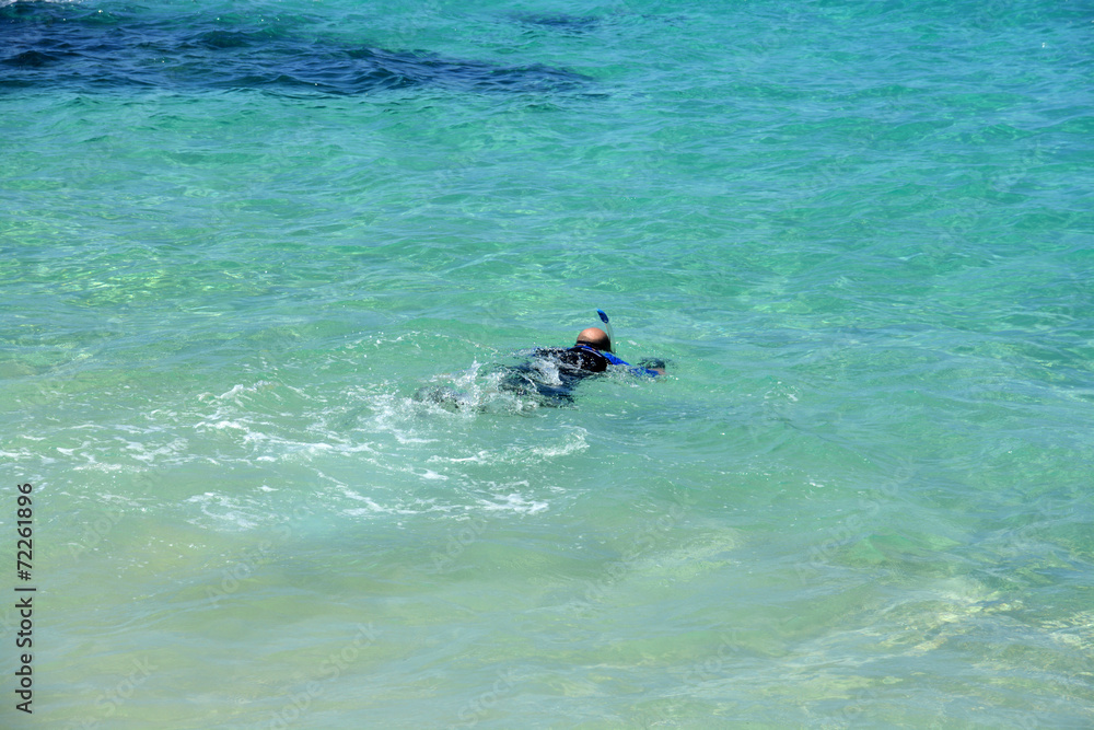 buceador bajo el agua