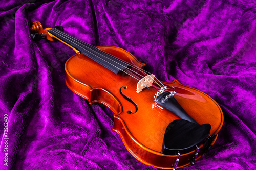 Скрипка на фиолетовом фоне.