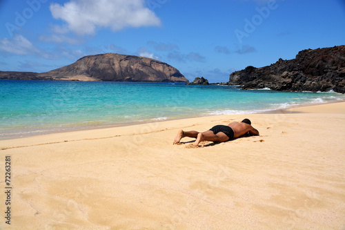 hombre descansando en la playa