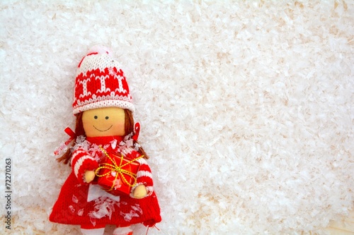 kleine Puppe mit Geschenk