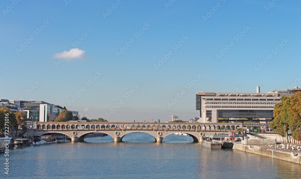 Paris, le Pont de Bercy et le Ministère des Finances Paris, le Pont de Bercy et le Ministère des Finances