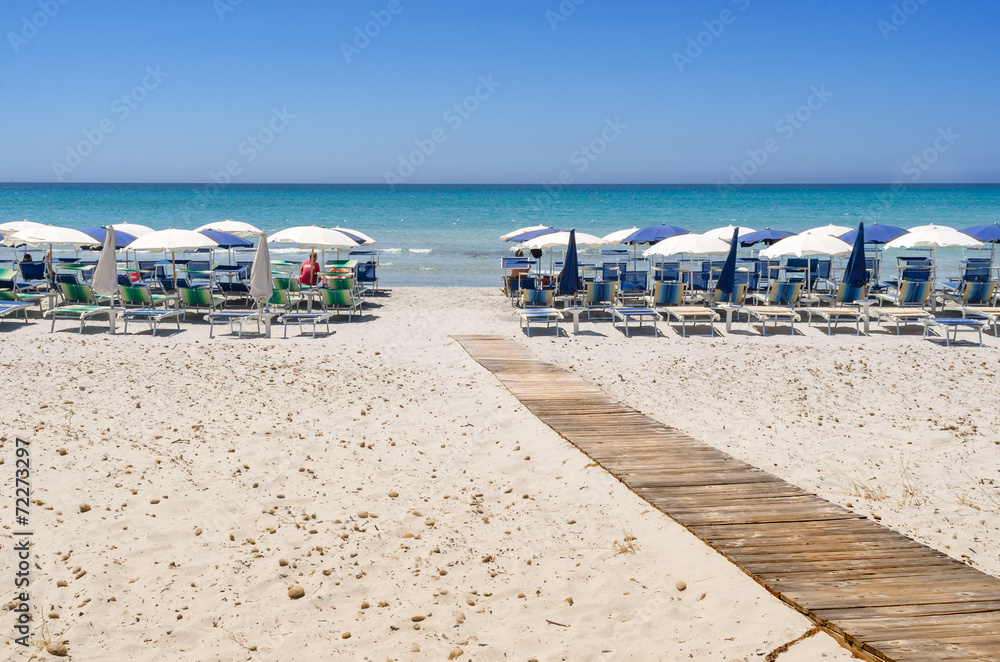Sardegna, spiaggia e stabilimento balneare a Porto Pino