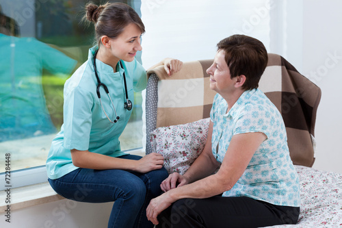 Cuadro en lienzo Doctor talking with ill patient