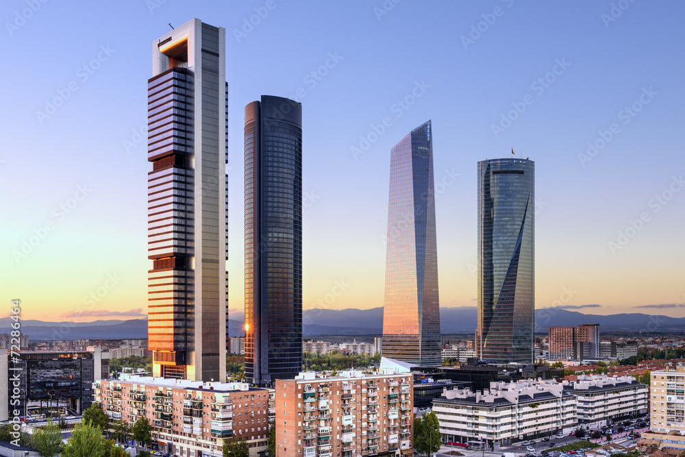 Naklejka premium Madryt, Hiszpania, dzielnica finansowa przy Cuatro Torres