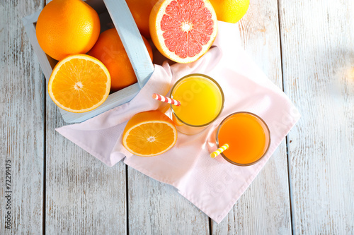Orange and carrot juice in glasses