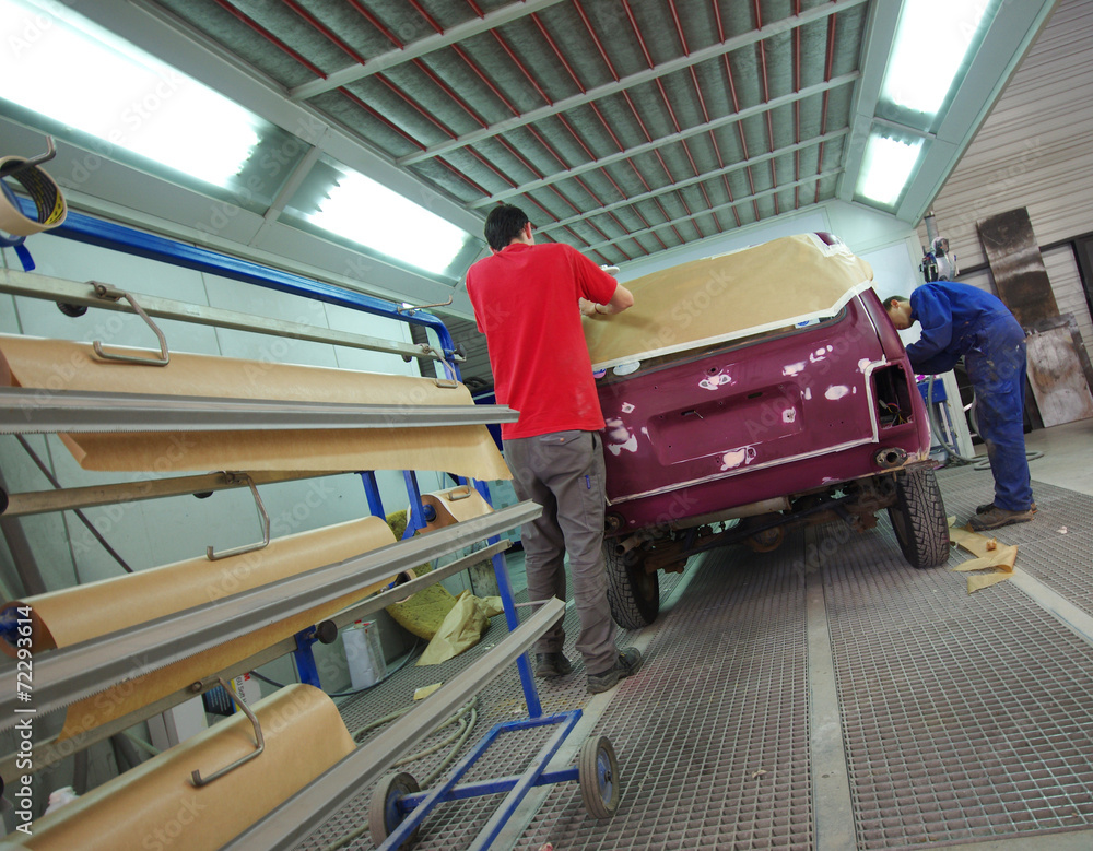 Fototapeta premium atelier de carrosserie - préparation de véhicule