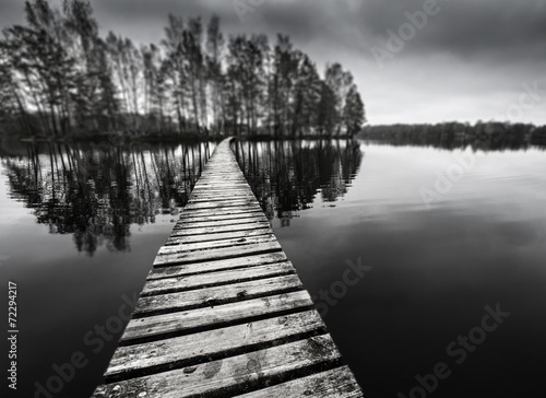 drewniana ścieżka nad jeziorem