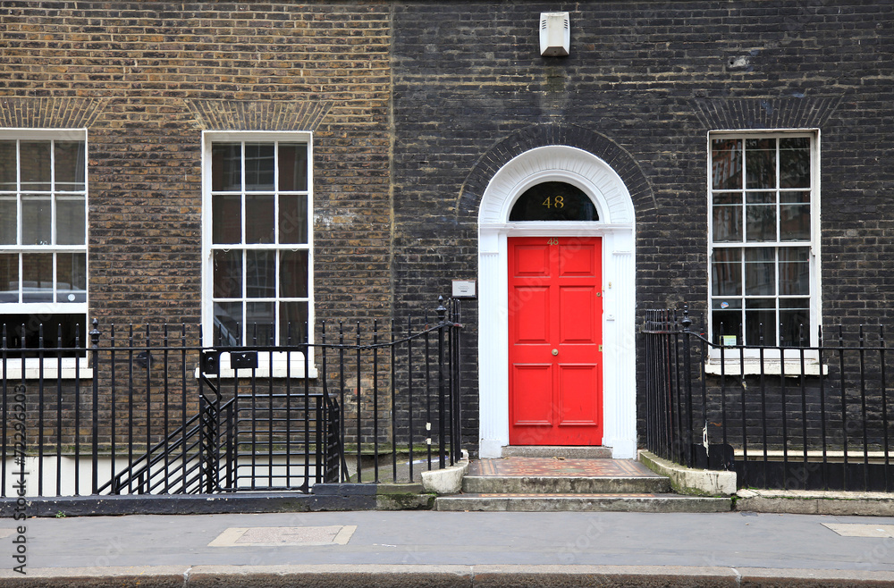 Fototapeta premium londres puerta roja de casa clásica de ladrillo 0932-f14
