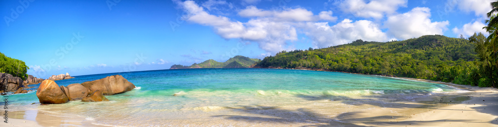 Fototapeta premium Seychelles coastline panorama with typical granite rocks