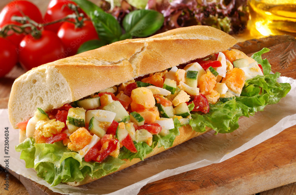 Obraz premium Crumbled egg salad sandwich