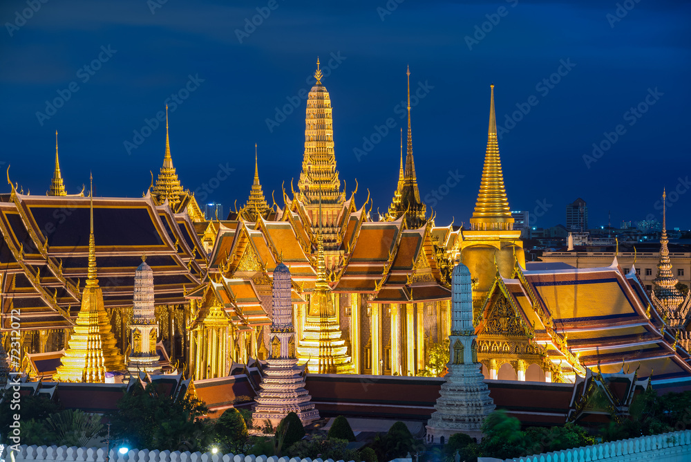 Obraz premium Grand palace at twilight in Bangkok, Thailand