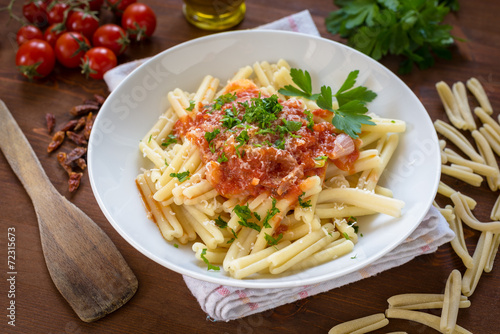 Strozzapreti con salsa di pomodoro, italian pasta