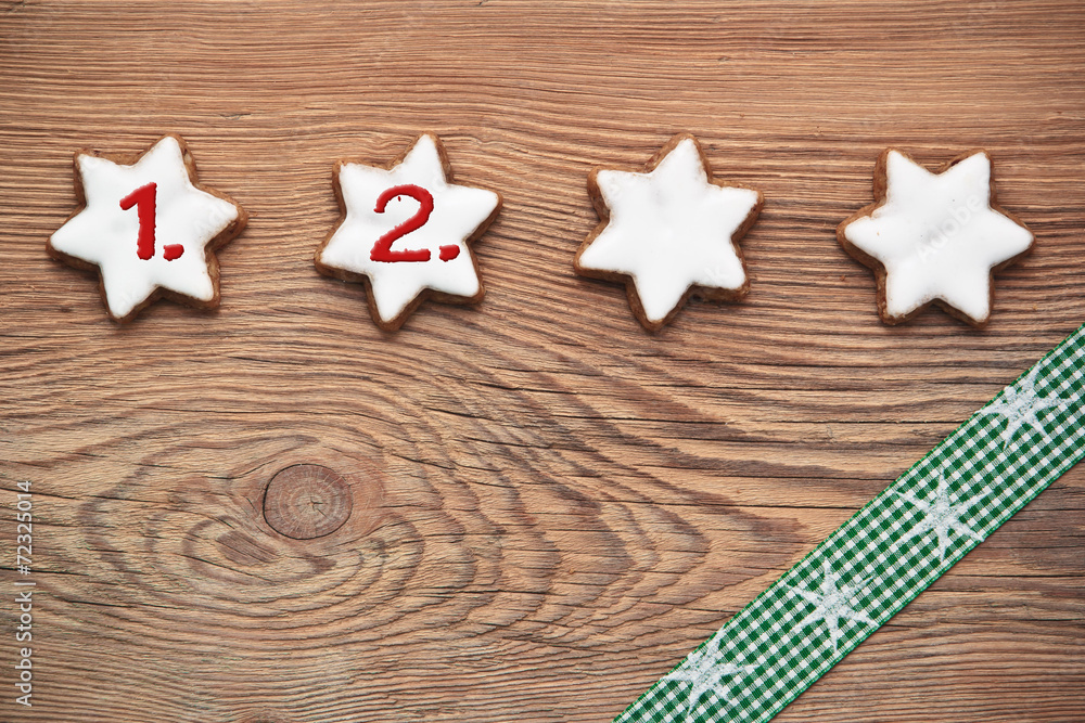 Zimtsterne auf Holzhintergrund - 2. Advent Zimtsterne auf Holzhintergrund - 2. Advent