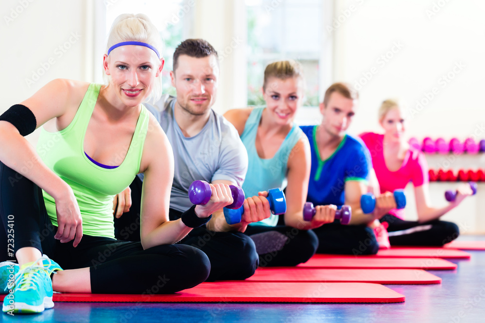 Fitness Gruppe im Studio mit Hanteln Fitness Gruppe im Studio mit Hanteln