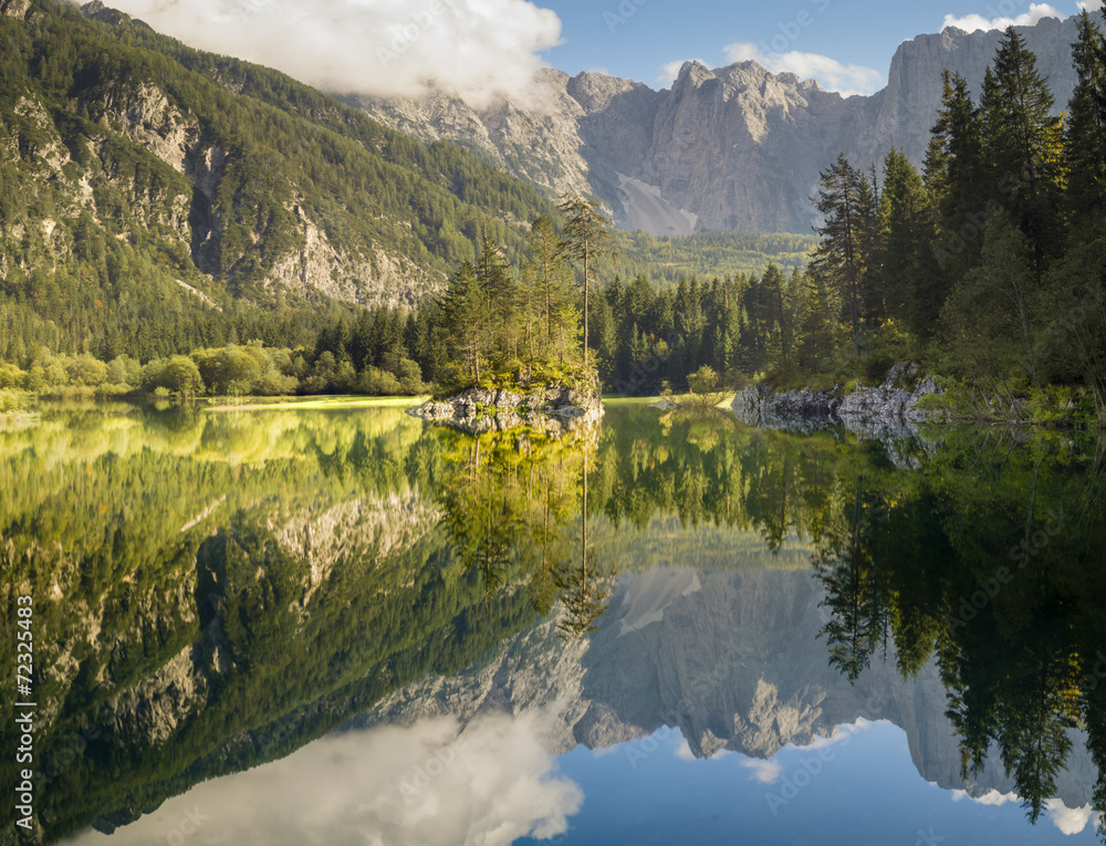 Fototapeta premium Laghi di Fusine,panorama górskiego jeziora w Alpach włoskich