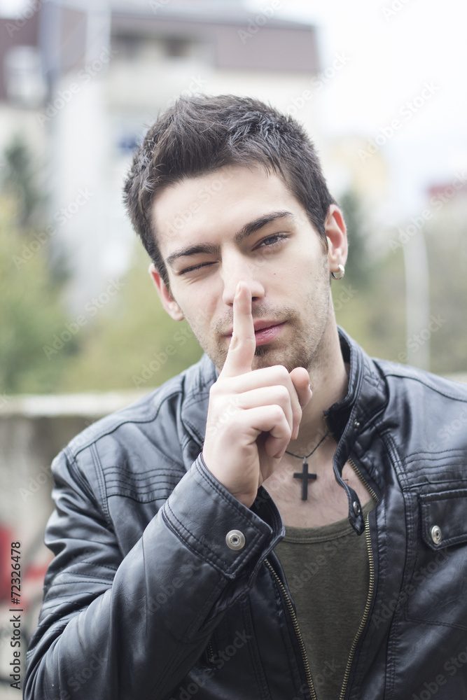 Keep quiet Keep quiet