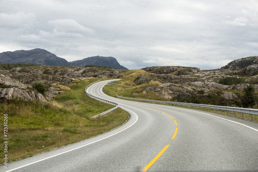 route et colline norvégienne
