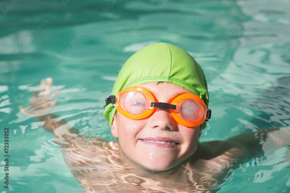 Naklejka premium Cute kid swimming in the pool