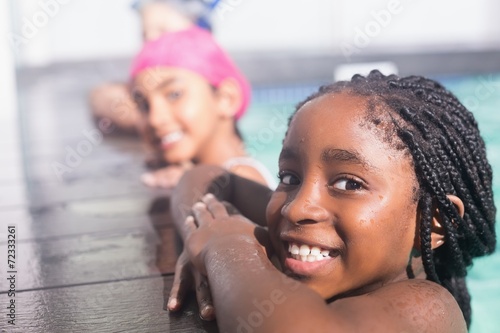 Photo Cute little kids swimming in the pool