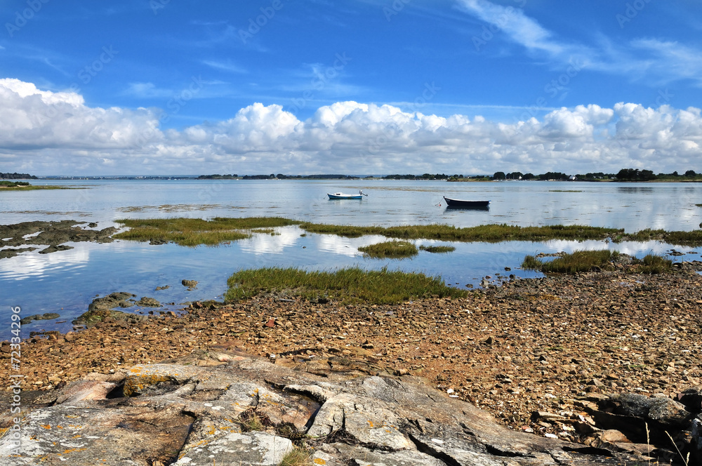 Barques, rochers,la mer et du ciel bleu