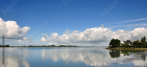 Fototapeta Naklejka Na Ścianę i Meble -  Mer calme, ciel bleu et nuages blancs