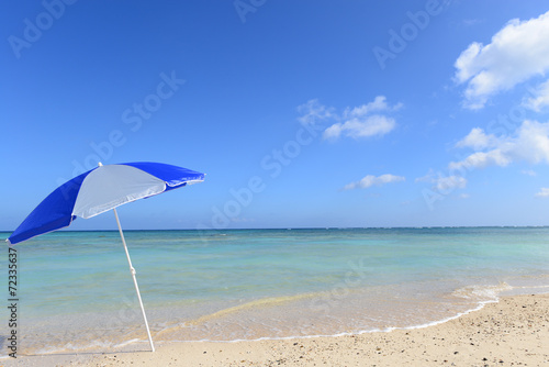 美しいビーチとパラソル © Liza5450