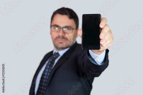 Uomo in ufficio con smartphone