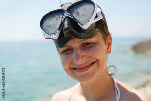 Scuba diver woman can't see because of sun