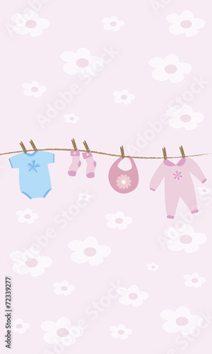 Ropa de bebé colgada de la cuerda.
