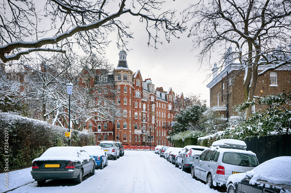Naklejka premium Snow covered street in Kensington, London.