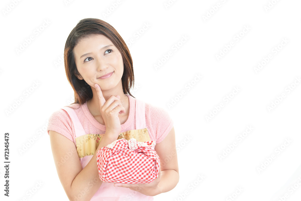 弁当箱を持つ笑顔の主婦