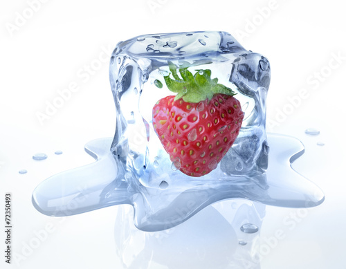 Erdbeere in Eiswürfel