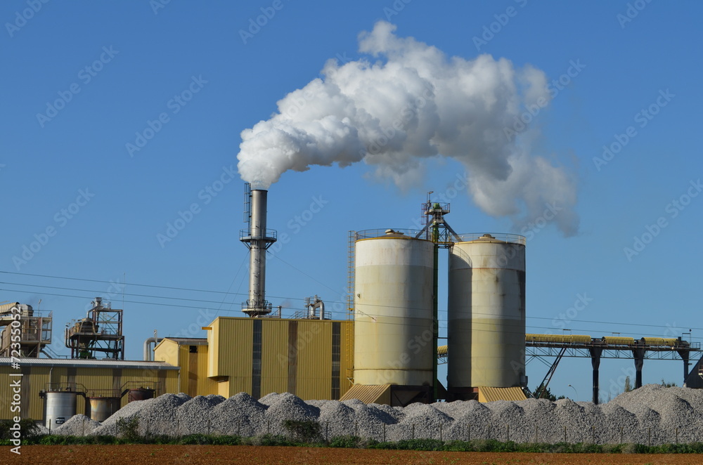 Site industriel avec rejet de fumée Photos | Adobe Stock