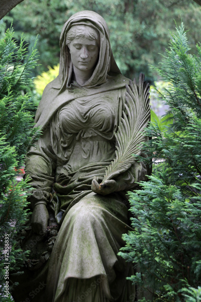 Grabstatue auf einem Friedhof