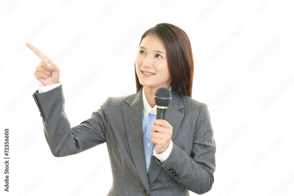 マイクを持つ女性