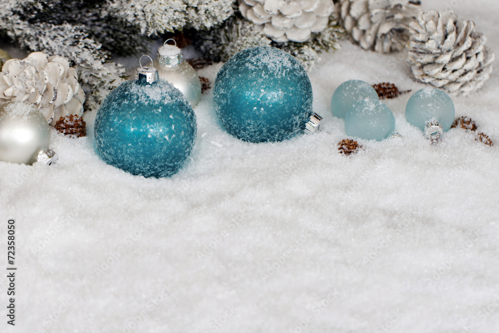 Weihnachtskugeln im Schnee Weihnachtskugeln im Schnee