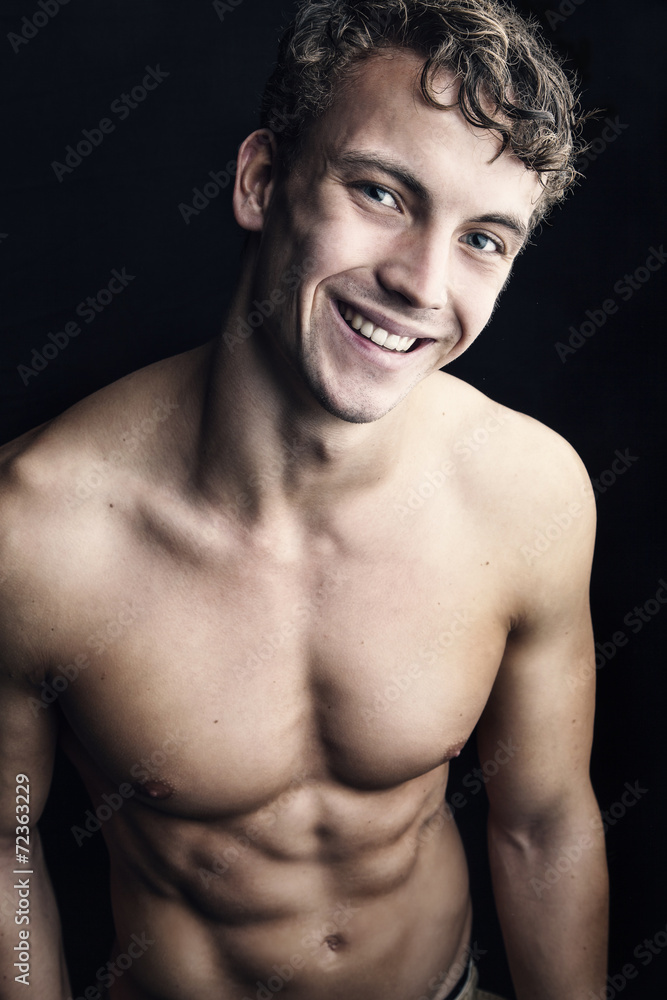 Fototapeta premium Hübscher Mann lächelt in die Kamera