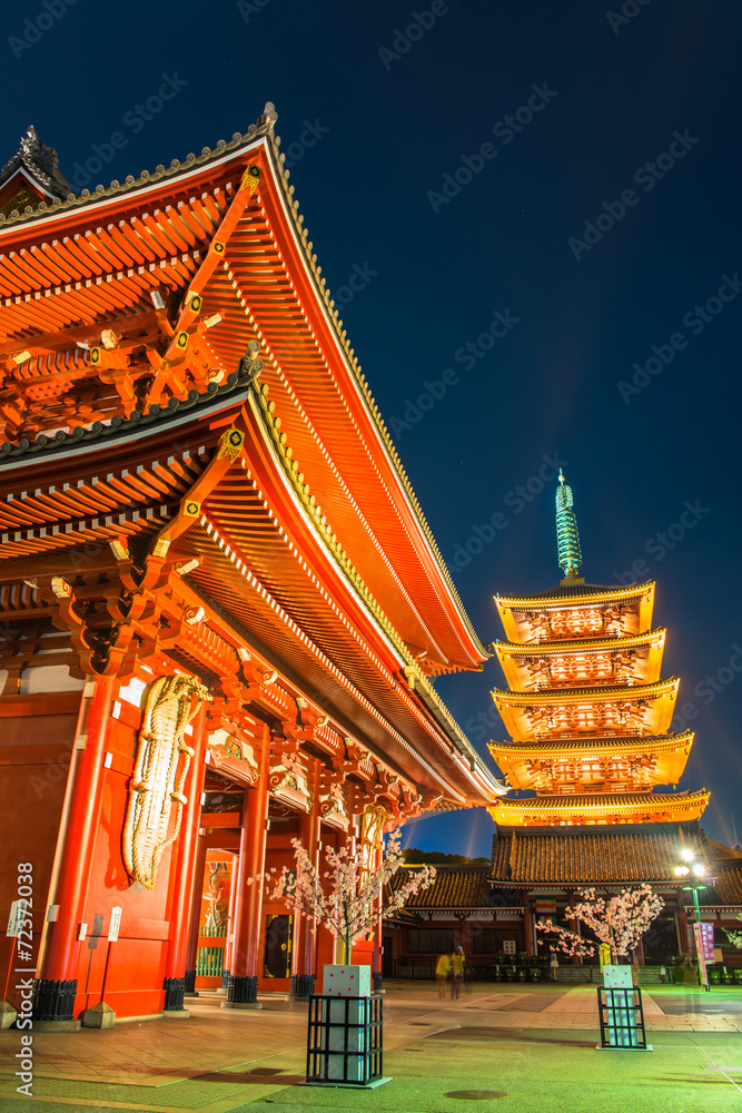 Naklejka premium Sensoji-ji Red Japanese Temple in Asakusa, Tokyo, Japan