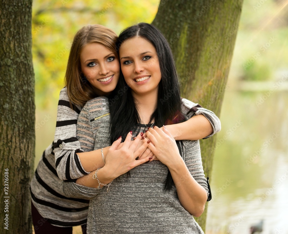 Fototapeta premium zwei Freundinnen in einem herbstlichen Wald