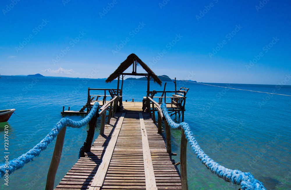 Fototapeta premium Sunny Serenity Contemplating the Sea