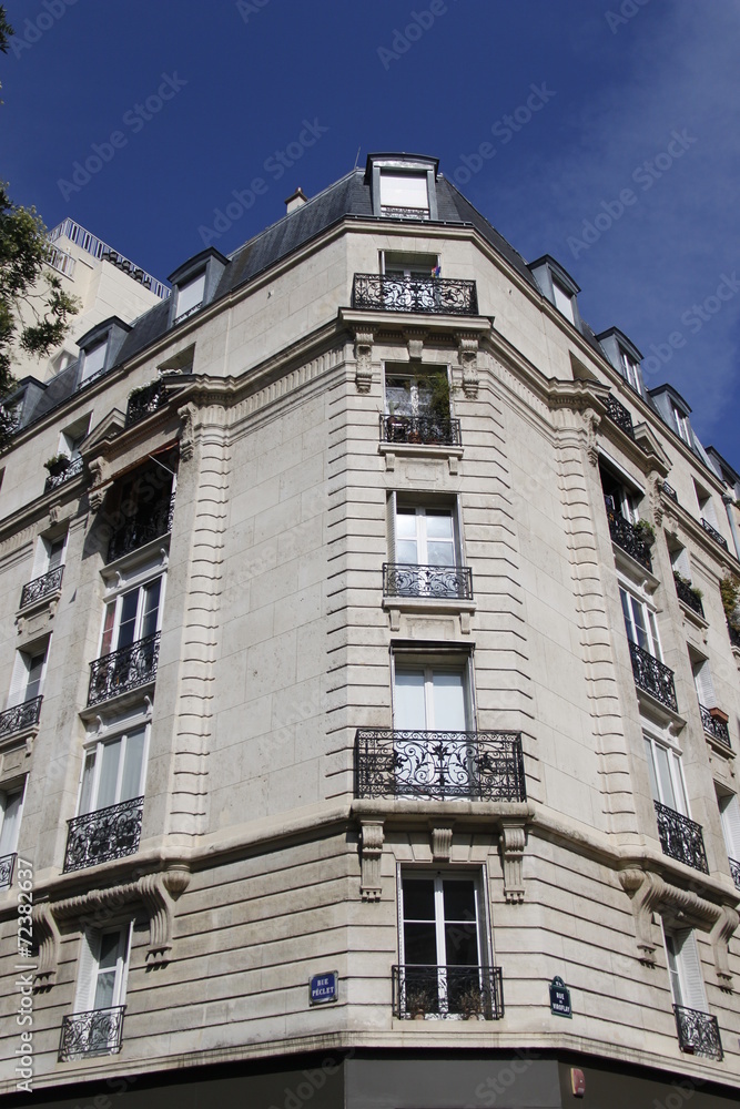 Obraz premium Immeuble ancien à Paris 