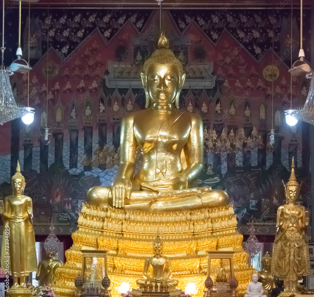 Golden Buddha statues