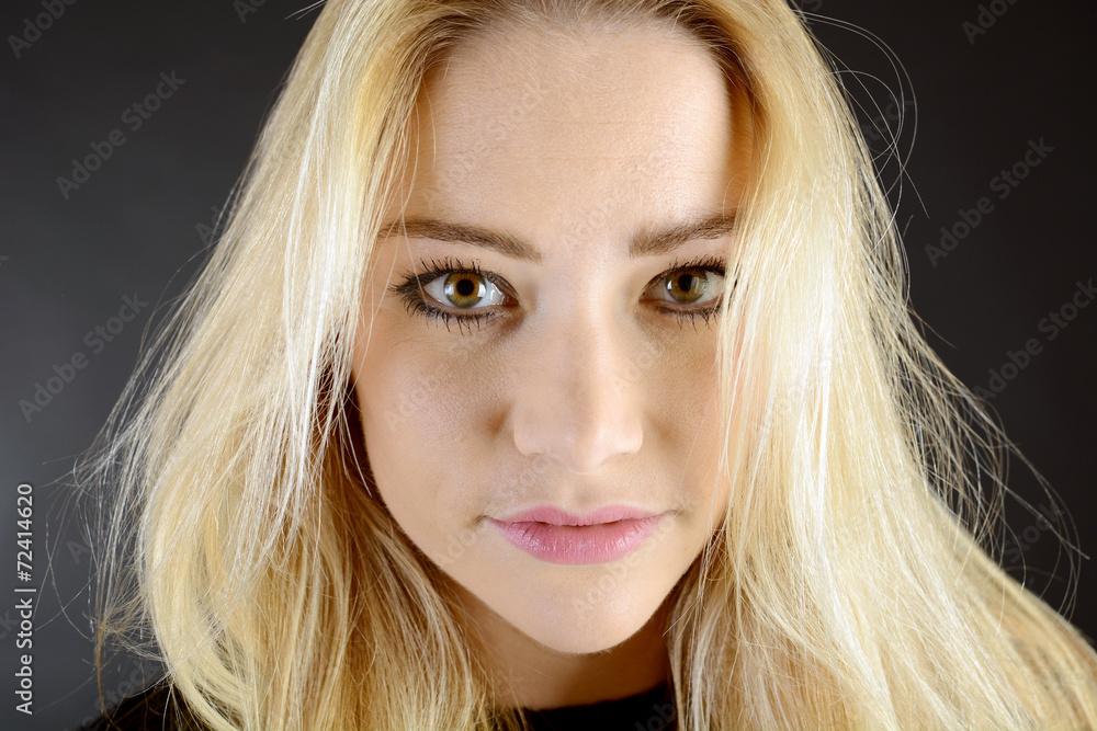 Hübsche blonde Frau im Portrait Hübsche blonde Frau im Portrait
