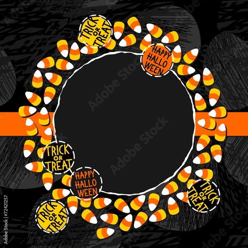 Halloween zaproszenie plakat kartka sezonowe słodycze w wieńcu z plakietkami ciemny okrągły podarty papier pomarańczowa wstążka ciemne tło miejsce na twój tekst