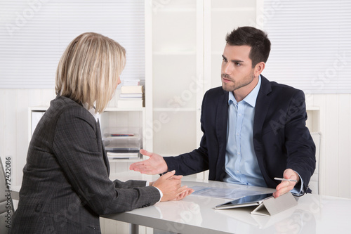 Wallpaper Mural Argumente und Gegenargumente: Geschäftsleute in einem Meeting Torontodigital.ca